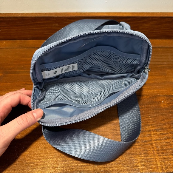 Women’s Blue Lululemon Adjustable Strap Everywhere Belt Bag 1L Fanny Pack Bag - Picture 6 of 6